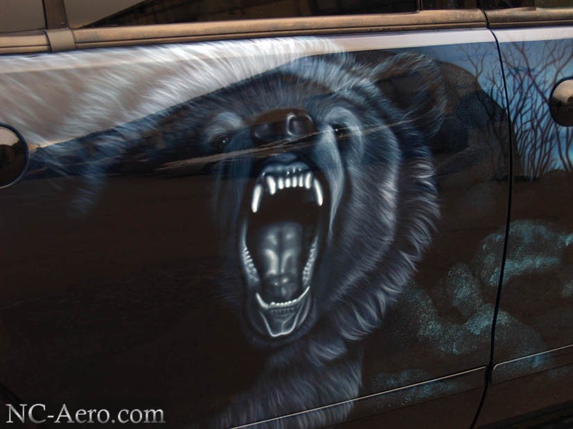 Аэрография на черном Ford Explorer – Волки и Медведь